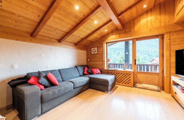 Ferienwohnung 'Appartement Proche La Clusaz' mit Bergblick und Balkon