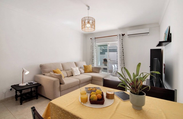 Ferienwohnung 'Rosas No Lagar' mit privater Terrasse, WLAN und Klimaanlage
