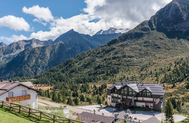 Haustierfreundliches "Residence Tonale 3 Duplex" mit Bergblick, Balkon und WLAN