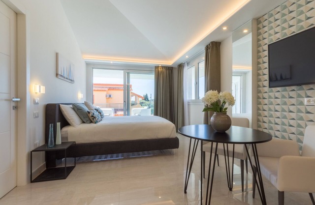 Apartment "Residence Meridian Unità 7" in Strandnähe mit Bergblick, Pool, A/C, WLAN und Balkon
