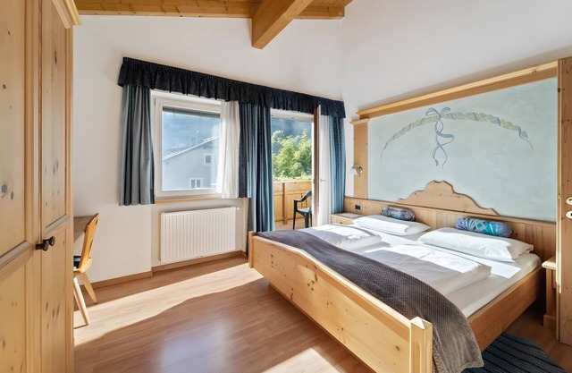 Ferienwohnung 'Residenz Priska Superior Studio' mit Bergblick, Gemeinschaftsgarten und Wi-Fi