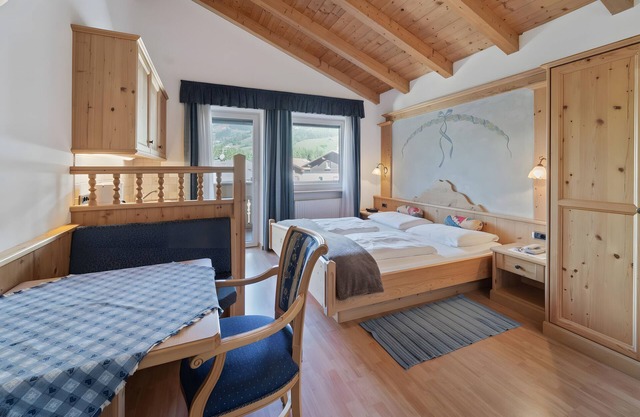 Ferienwohnung 'Residenz Priska Studio' mit Bergblick, Gemeinschaftsgarten und Wi-Fi