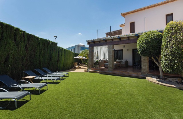 Ferienwohnung 'Resort Villa Luny' mit Blick auf den Gemeinschaftspool, WLAN und Klimaanlage