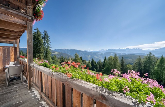 Ferienwohnung 'Stücklhof Wohnung Rose' mit Bergblick, Gemeinschaftsgarten und WLAN