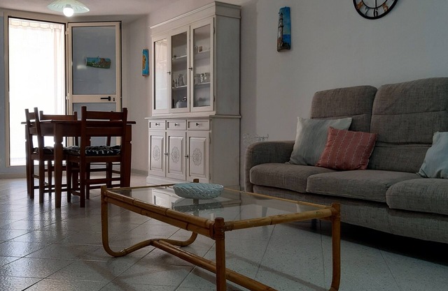 Einfache und wesentliche Dreizimmerwohnung 800 m vom Strand entfernt