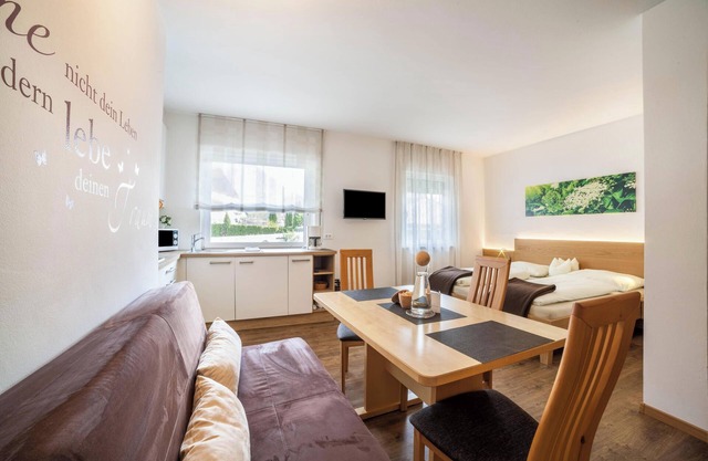 Ferienwohnung "Schnitzer - Holunder" mit Bergblick, WLAN, Balkon & Garten