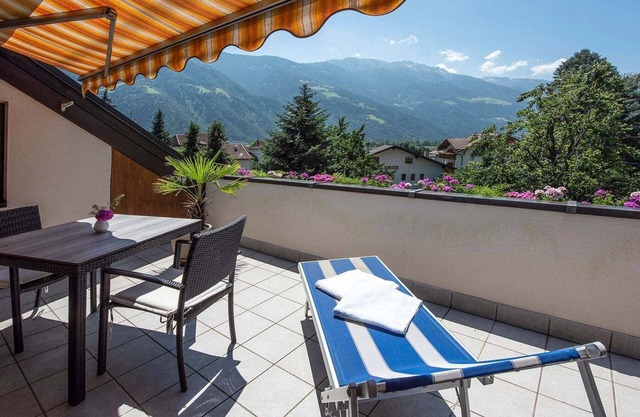 Ferienwohnung "Schnitzer - Anemone" mit Bergblick, WLAN