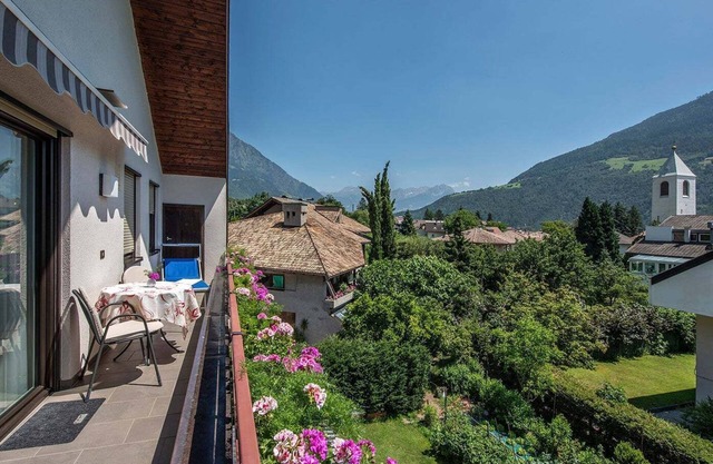 Ferienwohnung "Schnitzer - Enzian" mit Bergblick, WLAN, Balkon & Garten