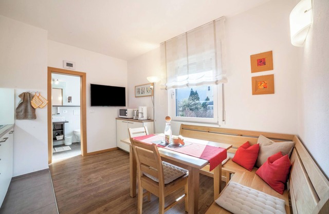Ferienwohnung "Schnitzer - Hagebutte" mit Bergblick, WLAN, Balkon & Garten