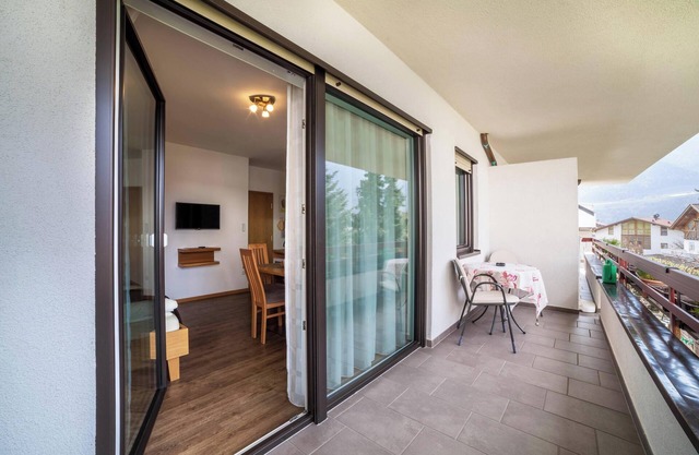 Ferienwohnung "Schnitzer - Löwenzahn" mit Bergblick, WLAN, Balkon & Garten