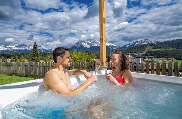 Ferienwohnung "Schlossberg Rosengarten" mit Bergblick, privater finnischer Sauna und Garten