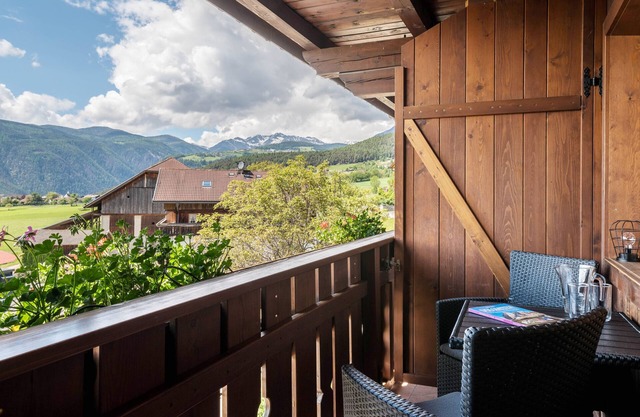 Ferienwohnung 'Schlossblick' mit Bergblick, Gemeinschaftsgarten und WLAN