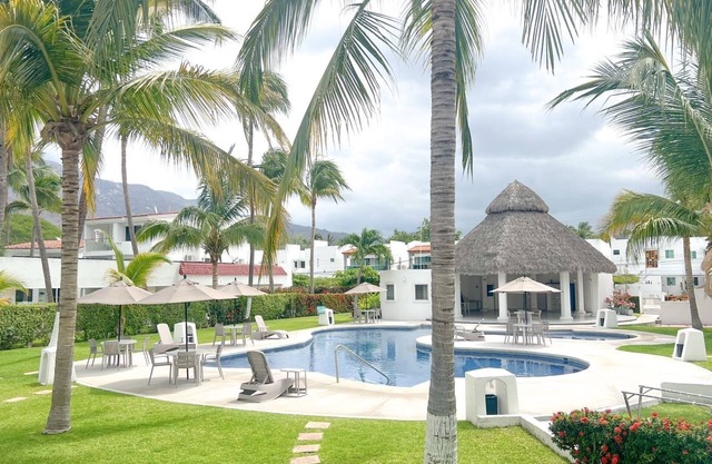 Apartment (second floor) one block from the beach, CLUB SANTIAGO, Manzanillo