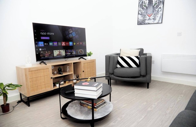Apartment-Sleeps4-StreetParking-Balcony-Duplex