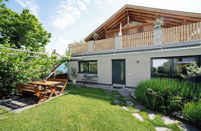 Ferienwohnung 'Stettnerhof Mayenburg' mit Bergblick, Terrasse und WLAN