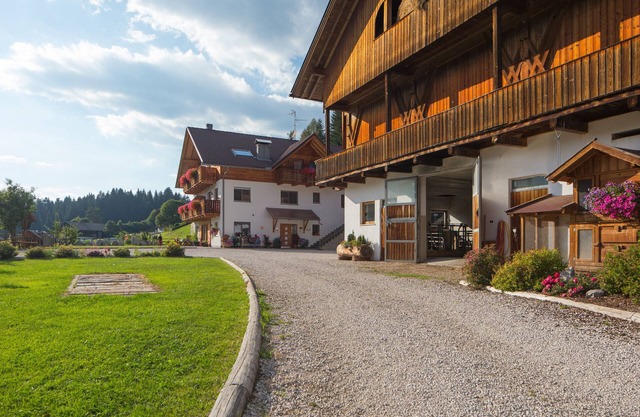 Ferienwohnung 'Stoffnerhof Sonnenblume' mit Bergblick, Gemeinschaftsgarten und WLAN