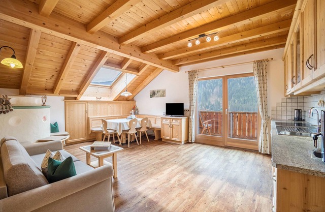 Ferienwohnung 'Stoffnerhof Apt Alpenrose' mit Bergblick, Gemeinschaftsgarten und WLAN