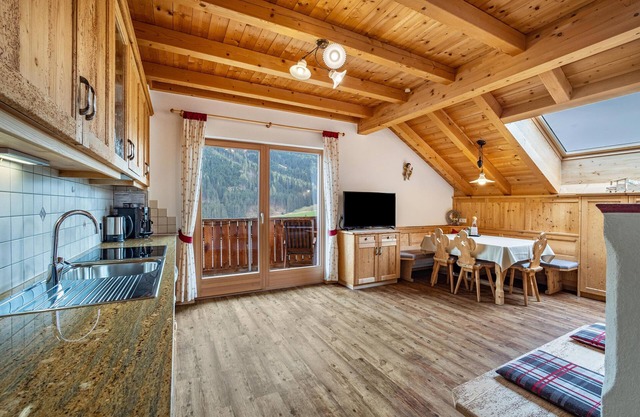 Ferienwohnung 'Stoffnerhof Apt Edelweiß' mit Bergblick, Gemeinschaftsgarten und WLAN