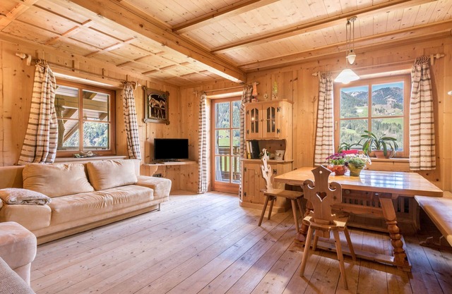 Ferienwohnung "Stofnerhof Bauernhaus" mit Bergblick, Gemeinschaftsgarten und WLAN