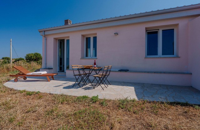 Apartment 'Sughereto 2, Vigna E Vista' with Sea View, Wi-Fi and Air Conditioning