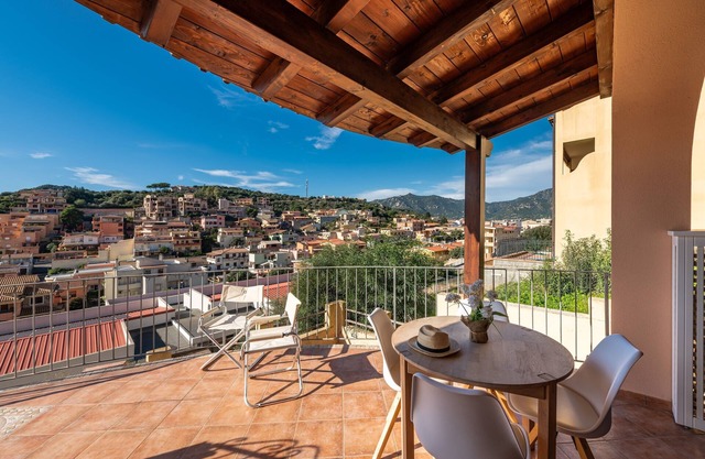 Ferienwohnung "Suite Home Simius" nahe dem Strand mit Terrasse, Meerblick und Klimaanlage