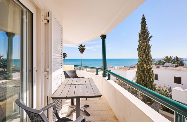 APARTMENT TANSY DIREKT AM MEER MIT TRAUMHAFTEN MEERBLICK UND POOL