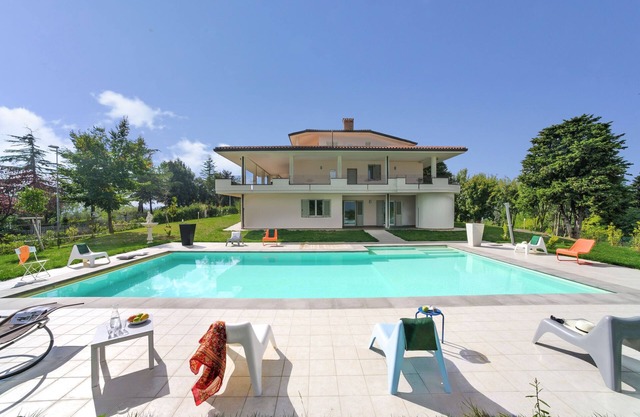 Charmante Wohnung in Tavullia mit Swimmingpool