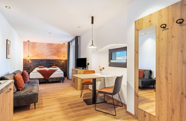 Ferienwohnung 'Thanhammer Porphyr' mit Bergblick, Gemeinschaftsterrasse und Schwimmbad