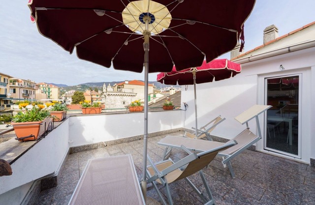 Ferienwohnung 'The Riviera' mit Bergblick, Wi-Fi und Klimaanlage