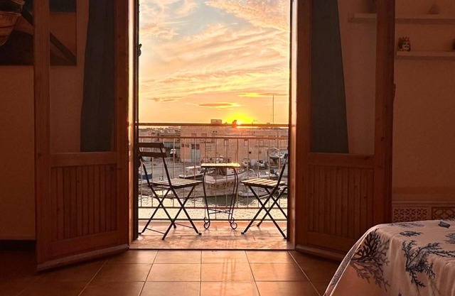 Ferienwohnung 'Tramonto Mediterraneo' mit Meerblick, Wi-Fi und Klimaanlage