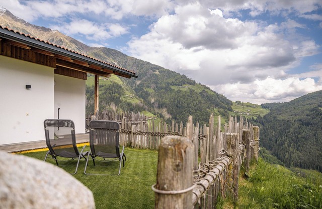 Ferienwohnung 'Tratterhof Apt Astjoch' mit Bergblick, privater Terrasse und WLAN