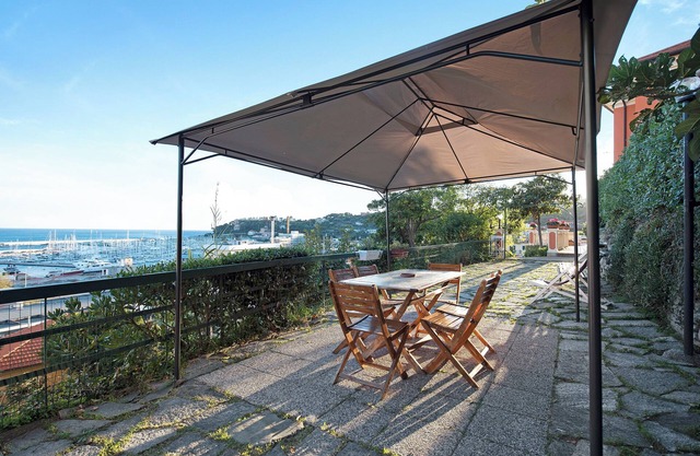 Ferienwohnung "Trilocale in Villa Vista Mare Apt 3" mit Blick auf das Meer