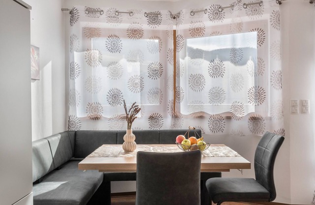 Ferienwohnung "Trojer 1" mit Bergblick, Balkon und WLAN