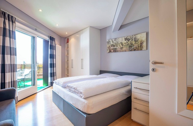 Ferienwohnung "Tubris Living" mit Bergblick, Terrasse und WLAN