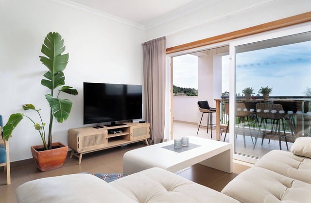 Ferienwohnung 'V2 Vale da Ribeira' mit Gemeinschaftspool, WLAN und Klimaanlage