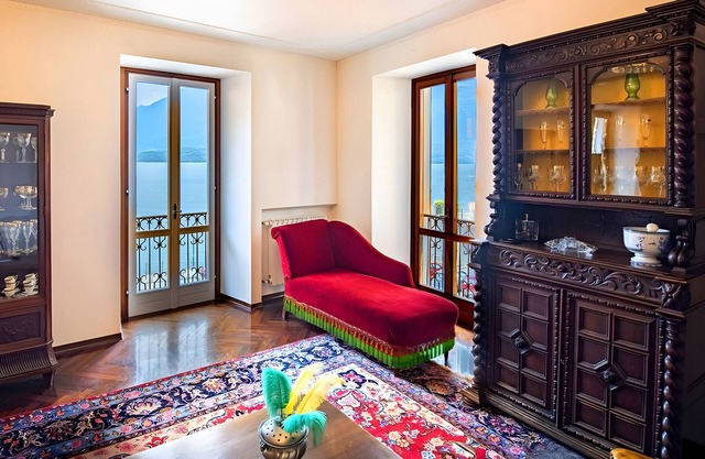 Elegant Apartment with Lake Como View, Wi-Fi and Air Conditioning
