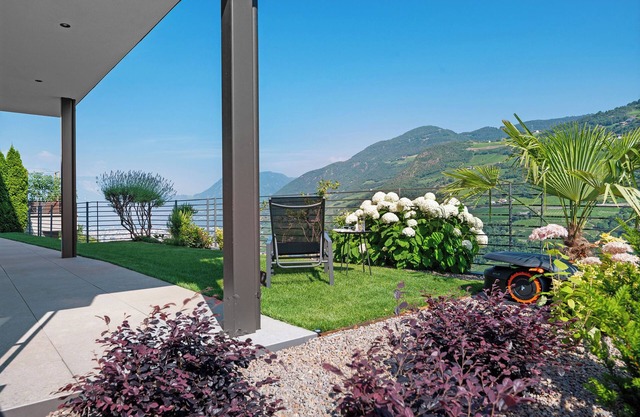 Neueröffnung - Ferienwohnung Vinea Guesthouse “Apartment Garden': Bergblick, Garten, Klimaanlage