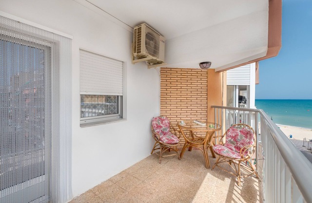 Ferienwohnung 'Blick auf das Meer Strand 50 Meter' mit Terrasse, Klimaanlage und WLAN