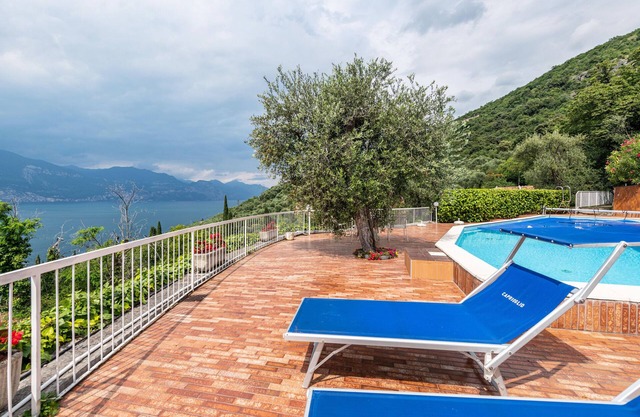 Ferienwohnung 'Villa Verde' mit Blick auf den See, Gemeinschaftspool und Klimaanlage