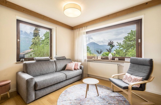 Ferienwohnung 'Villa Pinie 2' mit Bergblick, privater Terrasse und WLAN