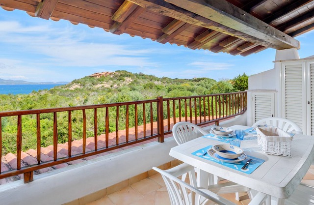 Apartment 'Vista Mare' with Sea View, Shared Pool and Air Conditioning