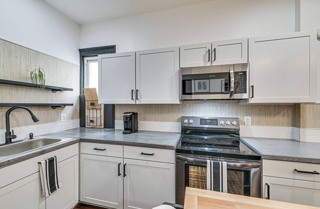 Apartment w/ Deck in Albany, Walk to Downtown!