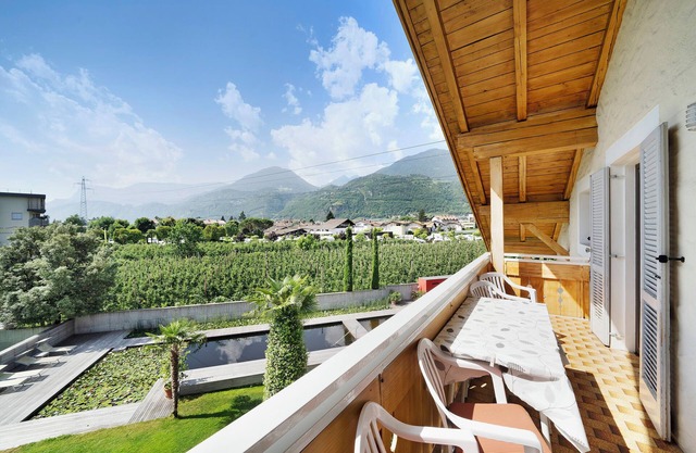 Ferienwohnung "Weinsepphof 9" mit Bergblick, Pool, & Balkon