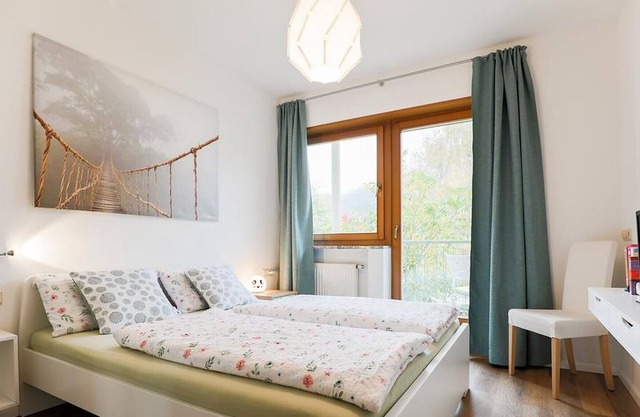 Apartment „White Room“ mit Bergblick, WLAN und Balkon