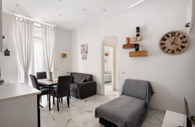 Ferienwohnung 'Whiteandblacknapoli' mit Balkon, WLAN und Klimaanlage