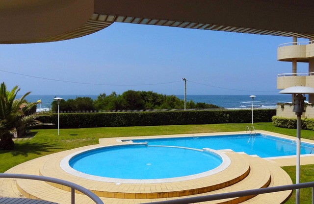 Apartment mit direktem Zugang zum Strand und Pool 10 Minuten von Porto entfernt.