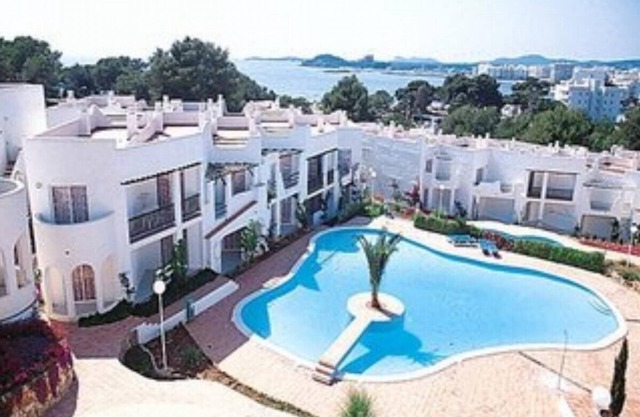 Apartment with 1 bedroom, living room with 2 beds, kitchen, bathroom. Private Urb.