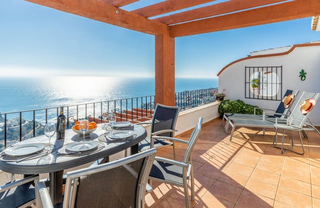 Ferienwohnung mit 180-Grad-Meerblick, Terrasse, Gemeinschaftspools & WLAN