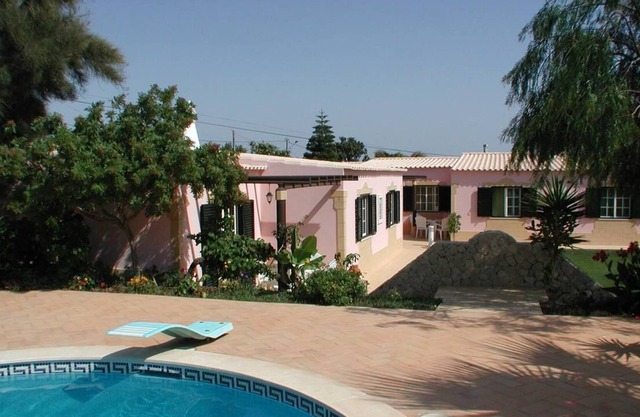 Wohnung mit 2 Schlafzimmern auf herrlichem Grundstück mit Pool in Meernähe