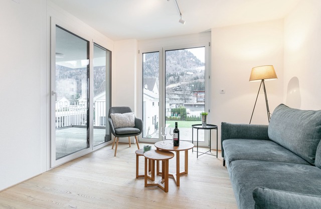 Wohnung mit Terrasse, umgeben von Bergen